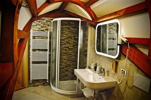Camera con letto matrimoniale o 2 letti singoli | Bagno | Doccia, set di cortesia gratuito, asciugacapelli, bidet