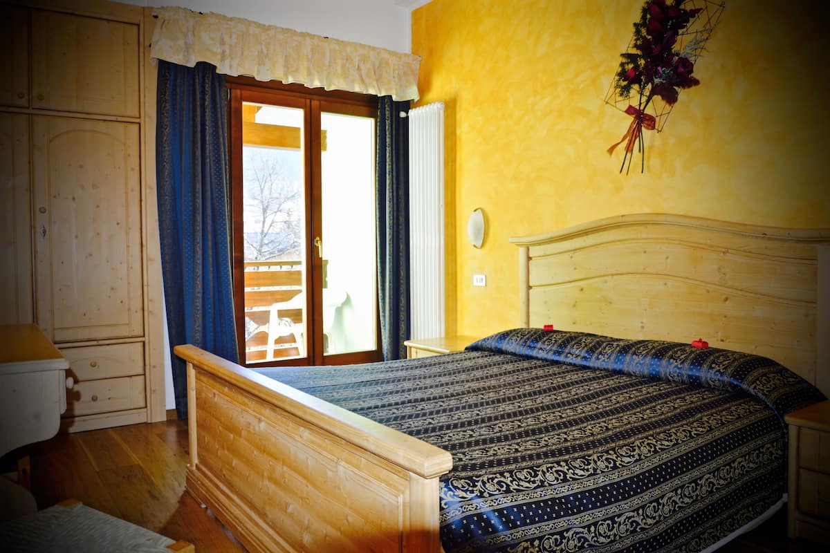 Habitación con 1 cama matrimonial o 2 individuales | Caja de seguridad en la habitación, escritorio y cunas gratuitas