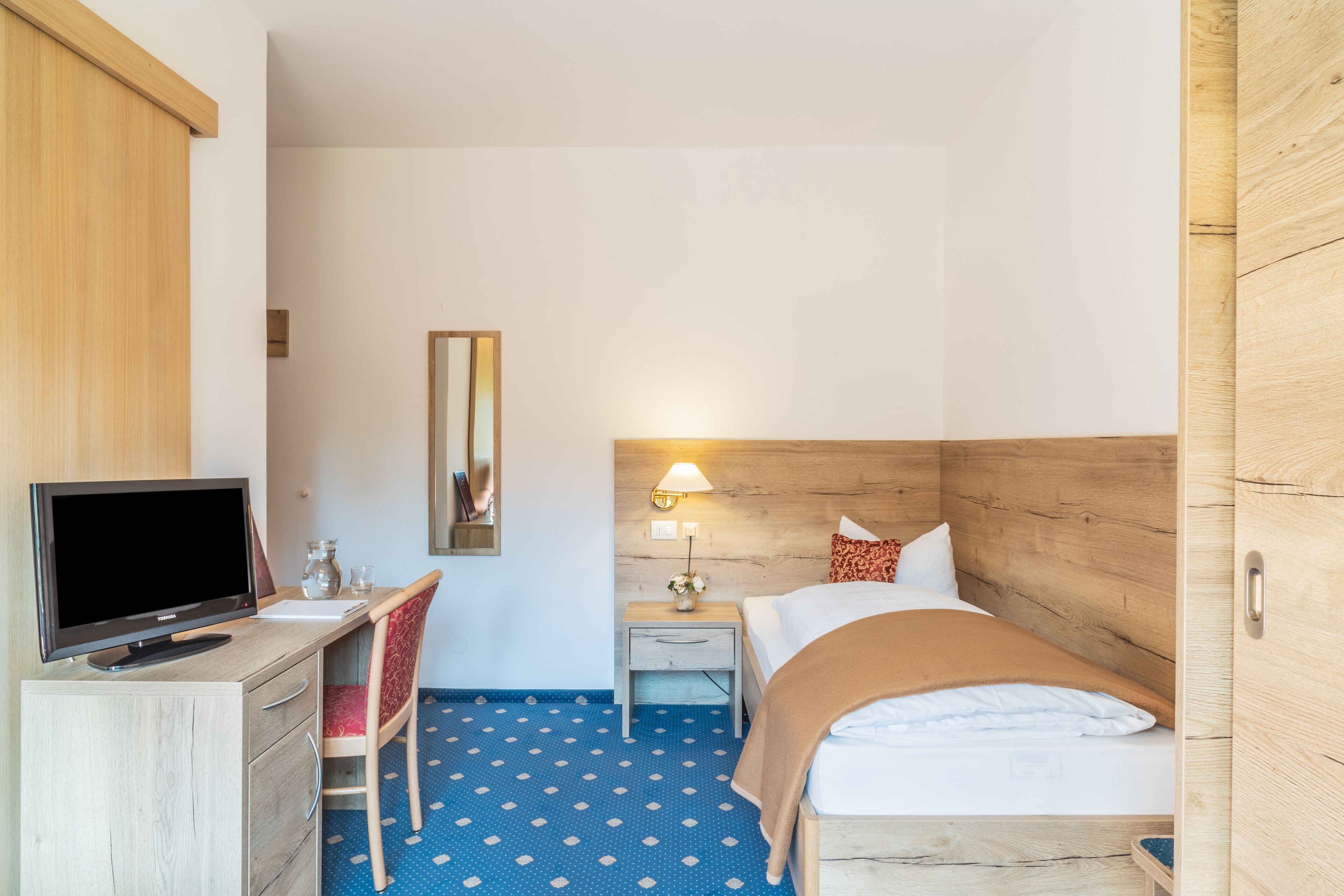 single room, mountain view | 1 bedroom, in-room safe, desk, blackout curtains