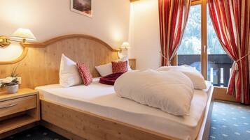 Doppelzimmer, Bergblick | Zimmersafe, Schreibtisch, Verdunkelungsvorhänge, kostenloses WLAN