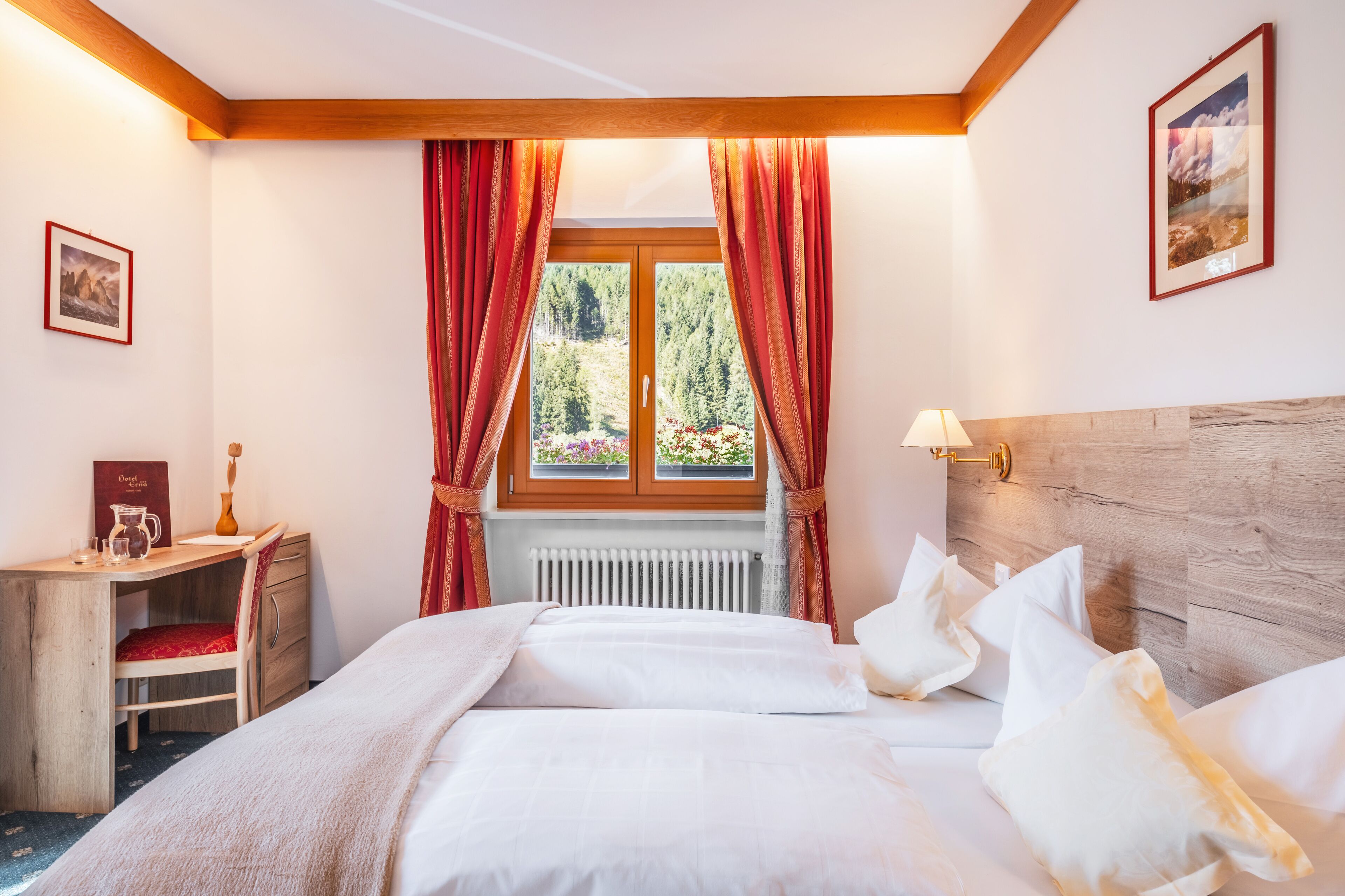 Doppelzimmer, Bergblick | Zimmersafe, Schreibtisch, Verdunkelungsvorhänge, kostenloses WLAN