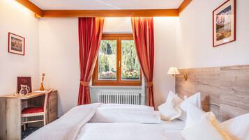 Doppelzimmer, Bergblick | Zimmersafe, Schreibtisch, Verdunkelungsvorhänge, kostenloses WLAN