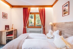 Habitación doble, vista a la montaña | Caja de seguridad en la habitación, escritorio y cortinas blackout