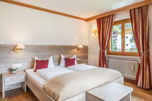 Dobbeltrom, fjellutsikt | Safe på rommet, skrivebord, blendingsgardiner og wi-fi (inkludert)