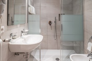 Habitación triple, vistas a la montaña | Baño | Secador de pelo, bidé, toallas y jabón