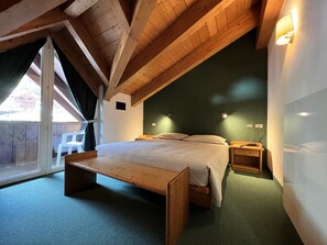 Habitación con 1 cama doble o 2 individuales, vistas a la montaña | Caja fuerte, escritorio, espacio para trabajar con un portátil