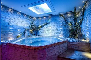 مغطس سبا داخلي