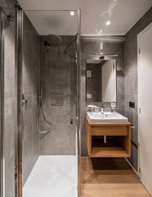 Departamento, 2 habitaciones, balcón | Baño | Regadera, secadora de cabello, bidet, toallas 
