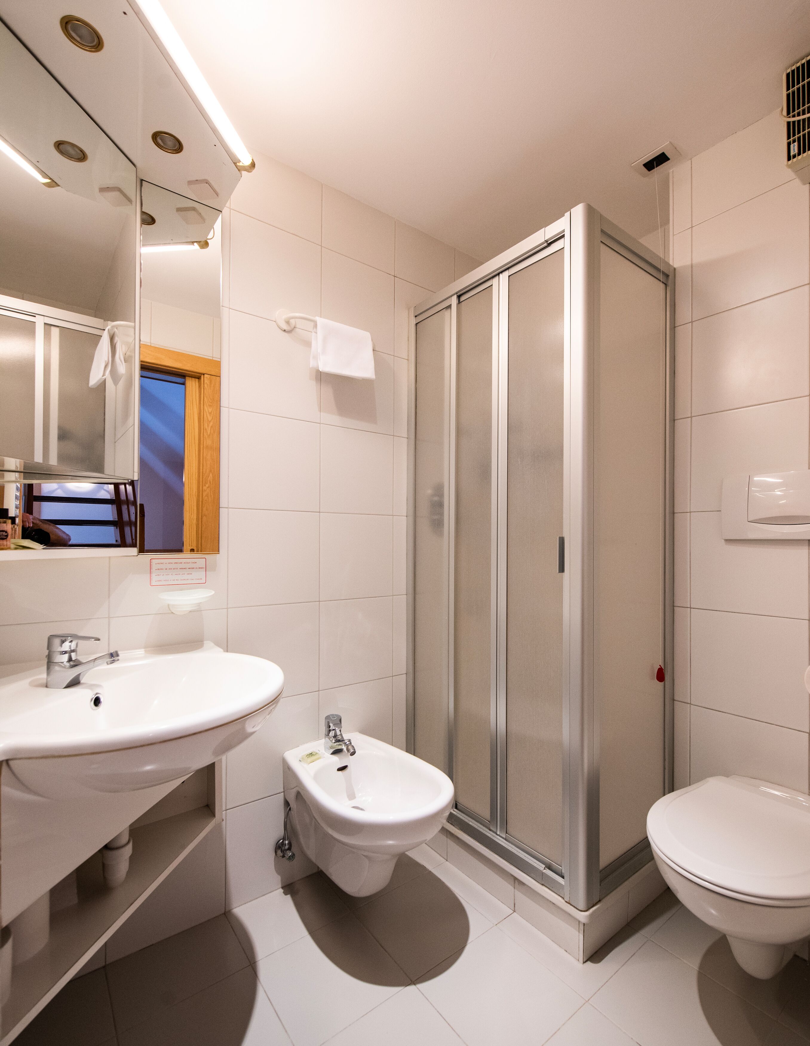 Un baño moderno con ducha, inodoro y lavamanos.