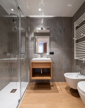 Apartment, 2 Bedrooms, Balcony | Bathroom | Shower, hair dryer, bidet, towels