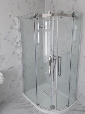 Habitación (Four-Poster Bed ) | Baño | Regadera, amenidades de baño gratuitas, secadora de cabello, toallas 