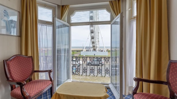 Unclassified image, 1 of 45, button - Royal Hotel (Great Yarmouth)