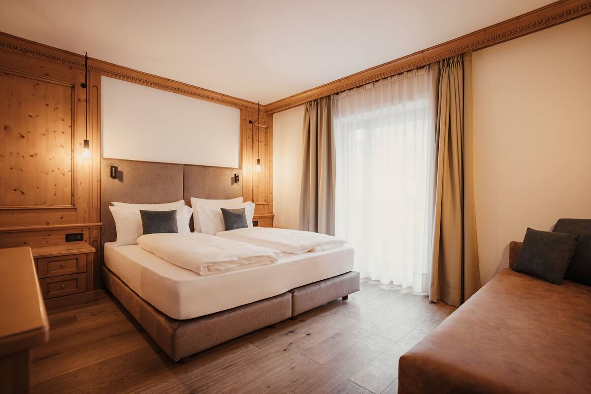 Dobbeltrom – comfort | Sengetøy av topp kvalitet, dundyner, minibar og safe på rommet