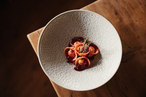 Serveert ontbijt en diner, lokale gerechten