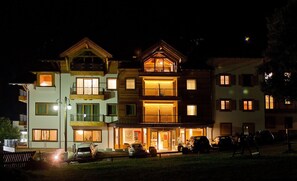 Façade de l’hébergement - soirée/nuit
