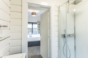 Doppelzimmer zur Einzelnutzung | Badezimmer | Regendusche, kostenlose Toilettenartikel, Haartrockner, Handtücher