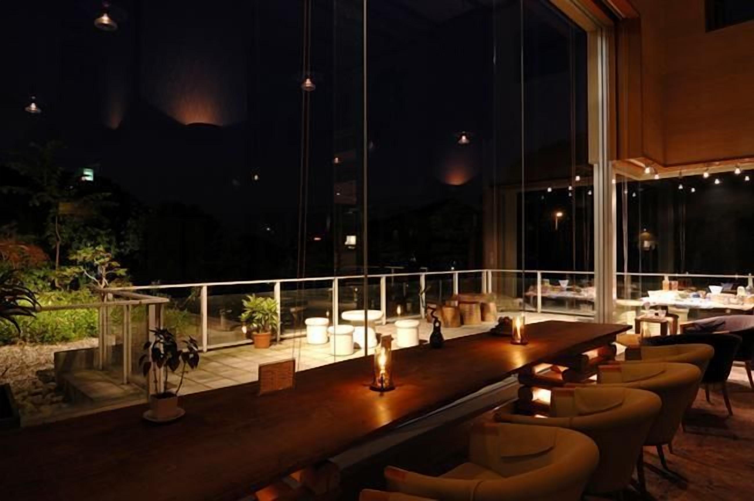 Eine Bar mit Sitzgelegenheiten und Blick ins Freie.