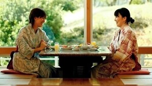Two people sitting at a table with a view of trees outside. - Izu Nagaoka Hotel Tenbo (Izunokuni)