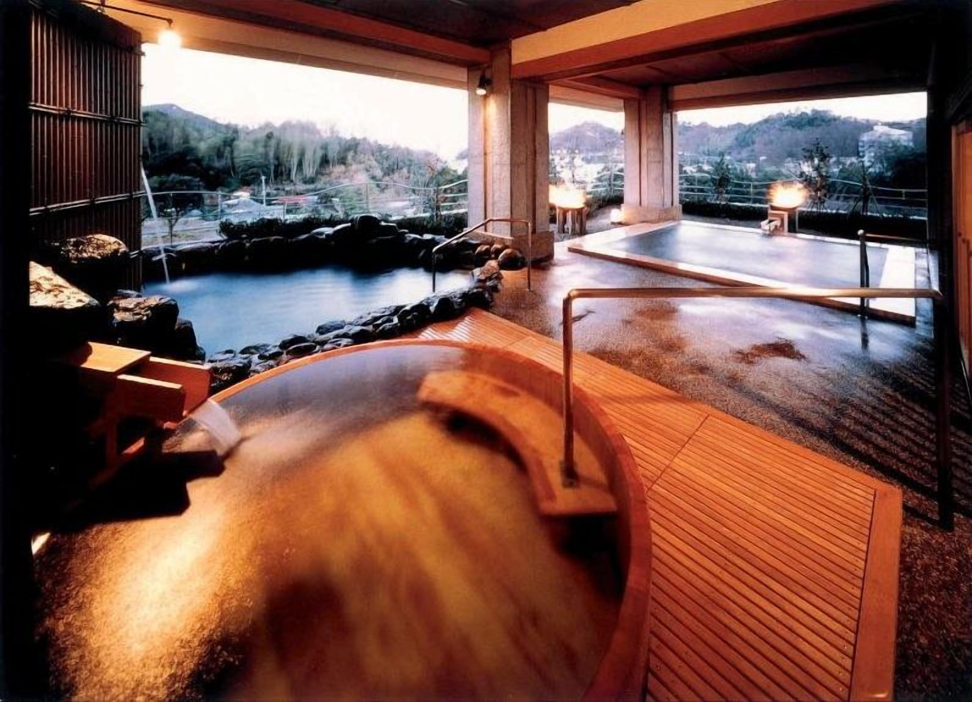Zona de baños termales con vistas a un paisaje montañoso.