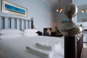 Dobbeltrom – standard, sjøutsikt | Skrivebord, skrivebord for bærbar PC og strykejern/-brett