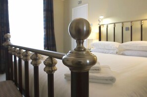 Escritorio y espacio para trabajar con laptop