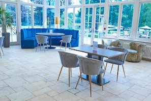 2 restaurants, breakfast, lunch served; local and international cuisine