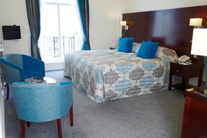 In-room safe, desk, blackout drapes, rollaway beds - Phyllis Court Members Club (Henley-on-Thames)