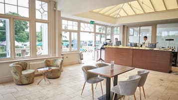 2 restaurants, breakfast, lunch served; local and international cuisine