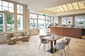 2 restaurants, spécialités Cuisine locale et internationale