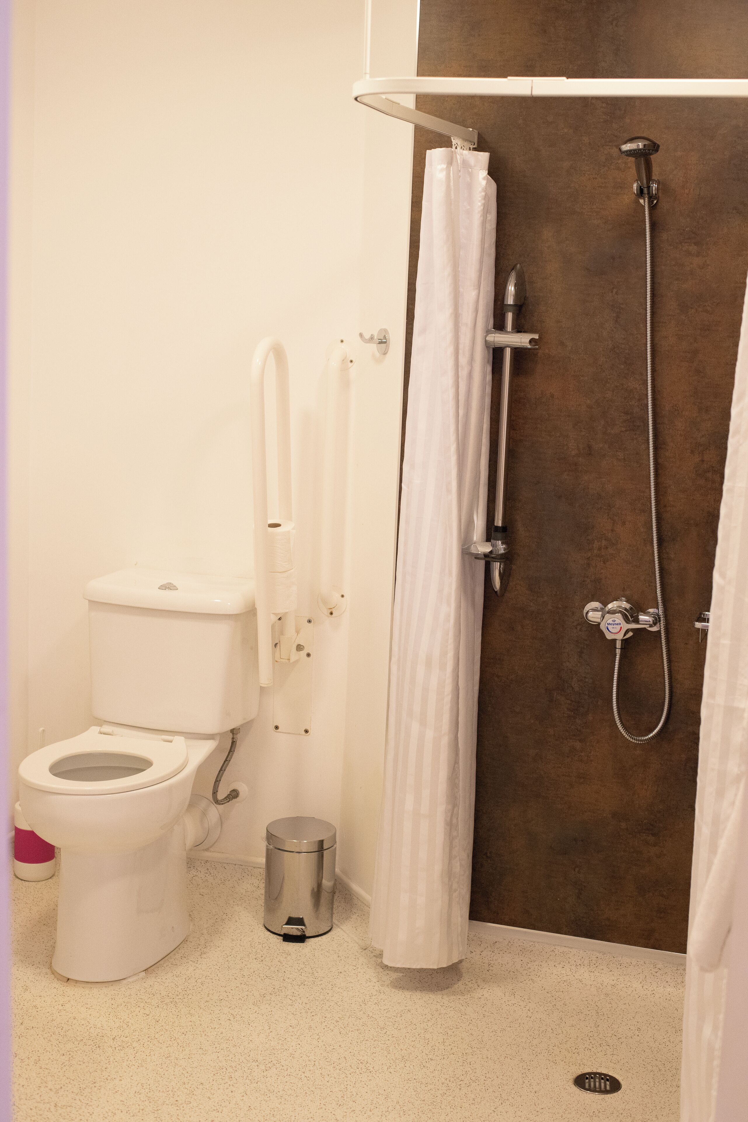 Comfort Double or Twin Room | Bathroom | Shower, free toiletries, hair dryer, towels