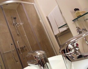Een douche, gratis toiletartikelen, een haardroger, handdoeken