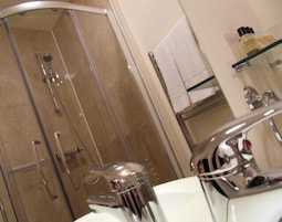 Ducha, artículos de tocador gratuitos, secador de pelo, toallas