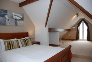 Premium bedding, desk, laptop workspace, soundproofing - The Port House (Morecambe)