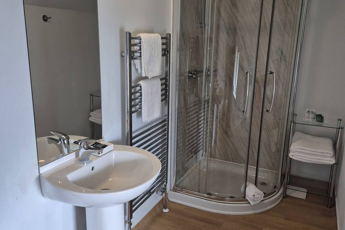 comfort single room (single bed) | bathroom | shower, free toiletries, hair dryer, towels