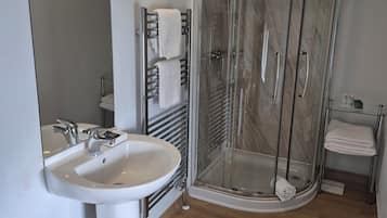 Habitación individual Confort (Single Bed) | Baño | Ducha, artículos de higiene personal gratuitos y secador de pelo