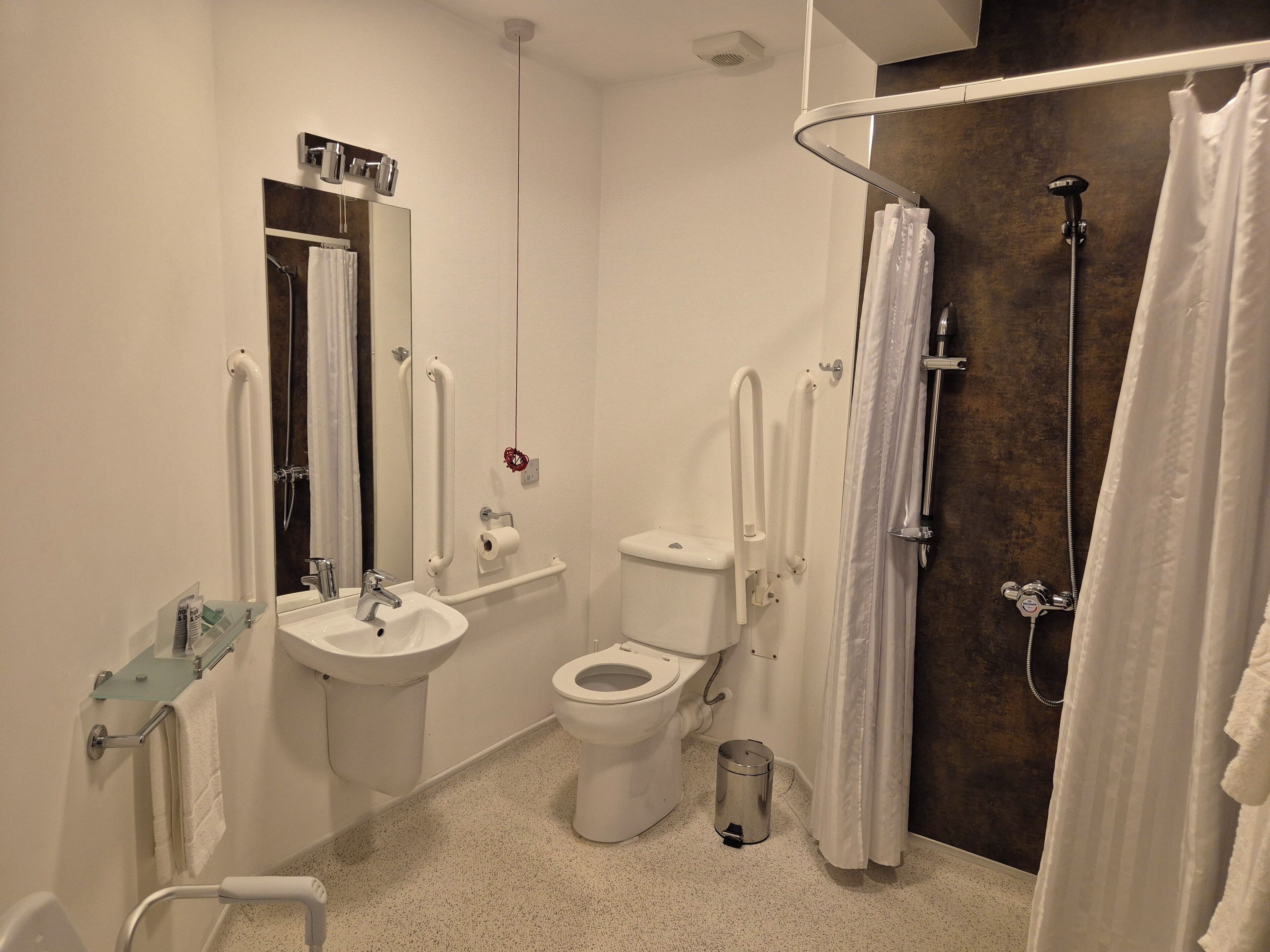 舒适双人房或双床房, 2 间卧室 | 浴室 | 淋浴设施、免费洗浴用品、吹风机、毛巾