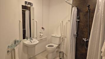 Comfort Double or Twin Room, 2 Bedrooms | Bathroom