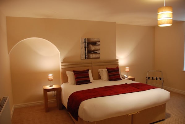 Premium bedding, desk, laptop workspace, soundproofing - The Port House (Morecambe)