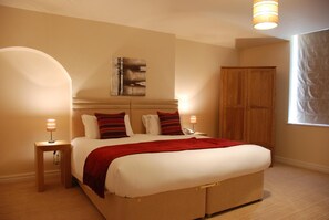 Premium bedding, desk, laptop workspace, soundproofing - The Port House (Morecambe)