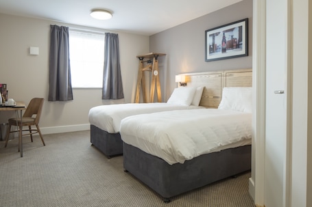 Escritorio, tabla de planchar con plancha, wifi gratis y ropa de cama . Green Lodge, Wirral by Marston's Inns