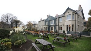 A green lodge with outdoor seating and a garden. - Green Lodge, Wirral by Marston's Inns (Wirral)