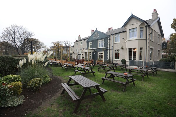 A green lodge with outdoor seating and a garden. - Green Lodge, Wirral by Marston's Inns (Wirral)