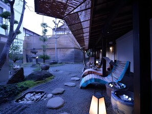 المنطقة المحيطة بالمنشأة