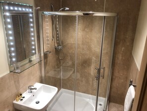 Standard Double Room, Ensuite | Bathroom - Crow Park Hotel (Keswick)