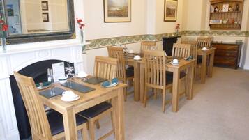 Ilmainen päivittäinen englantilainen aamiainen