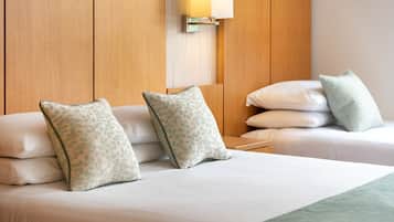 Habitación con 1 cama matrimonial o 2 individuales | Caja de seguridad en la habitación y decoración personalizada