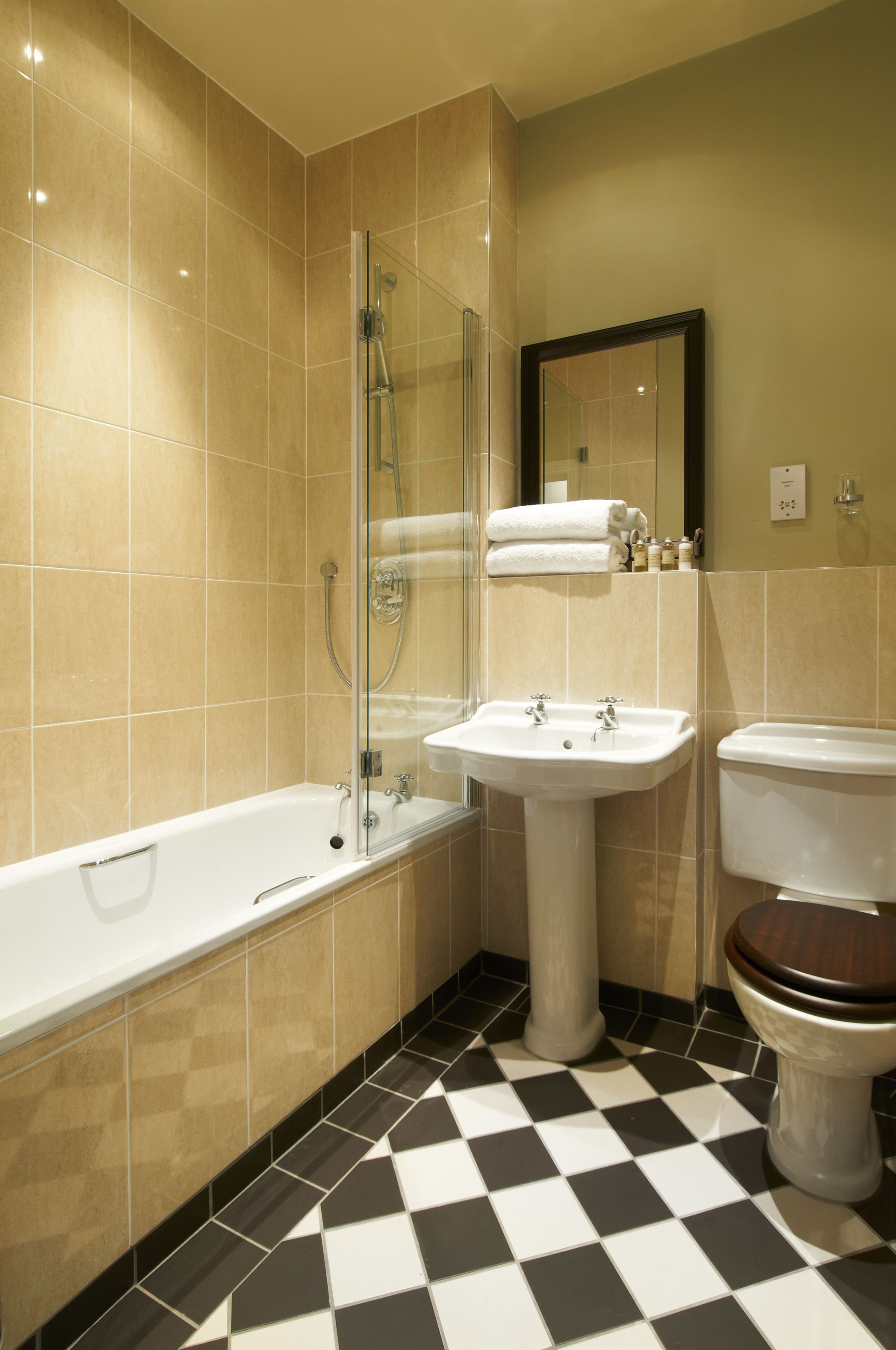 Un baño con bañera, lavamanos e inodoro.