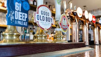Un bancone bar con diverse spine per birra, tra cui etichette per '61 Deep Pale Ale' e 'Good Old Boy Best Bitter'.