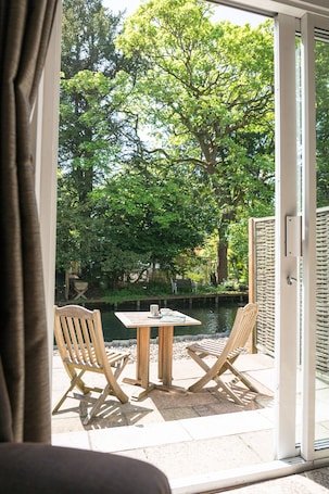 River Room | Egyptian cotton sheets, premium bedding, individually decorated. The Dundas Arms