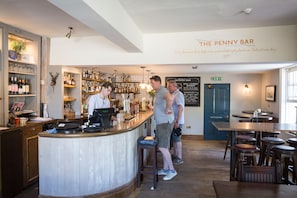 Bar (on property) - The Dundas Arms (Hungerford)